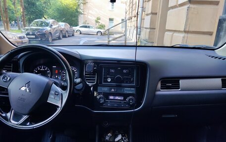 Mitsubishi Outlander III рестайлинг 3, 2016 год, 1 700 000 рублей, 12 фотография