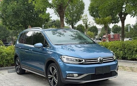 Volkswagen Touran III, 2022 год, 2 250 000 рублей, 2 фотография