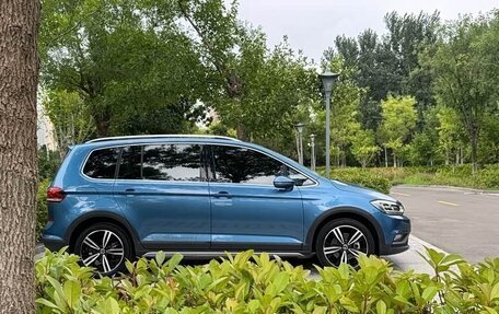 Volkswagen Touran III, 2022 год, 2 250 000 рублей, 3 фотография
