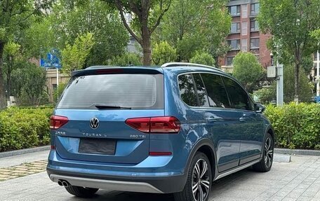 Volkswagen Touran III, 2022 год, 2 250 000 рублей, 4 фотография