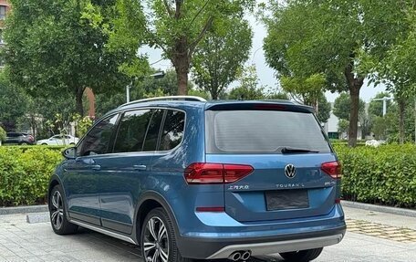 Volkswagen Touran III, 2022 год, 2 250 000 рублей, 6 фотография
