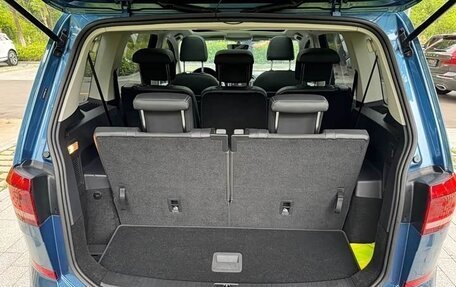 Volkswagen Touran III, 2022 год, 2 250 000 рублей, 15 фотография