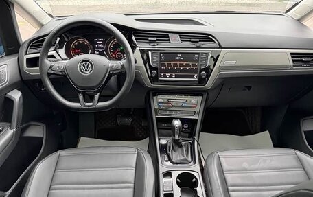 Volkswagen Touran III, 2022 год, 2 250 000 рублей, 13 фотография