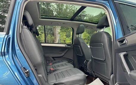 Volkswagen Touran III, 2022 год, 2 250 000 рублей, 11 фотография