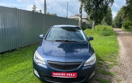 Opel Astra J, 2010 год, 720 000 рублей, 1 фотография