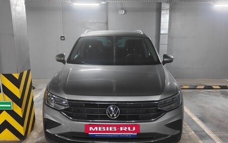 Volkswagen Tiguan II, 2021 год, 2 900 000 рублей, 2 фотография