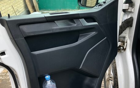 Volkswagen Caravelle T6 рестайлинг, 2018 год, 3 500 000 рублей, 9 фотография