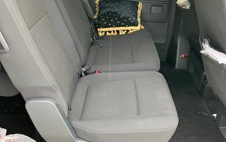 Volkswagen Caravelle T6 рестайлинг, 2018 год, 3 500 000 рублей, 30 фотография