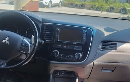 Mitsubishi Outlander III рестайлинг 3, 2014 год, 1 300 000 рублей, 9 фотография