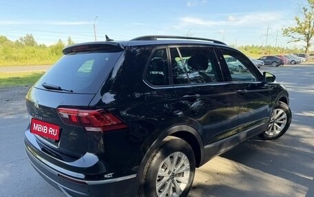 Volkswagen Tiguan II, 2022 год, 2 342 000 рублей, 2 фотография