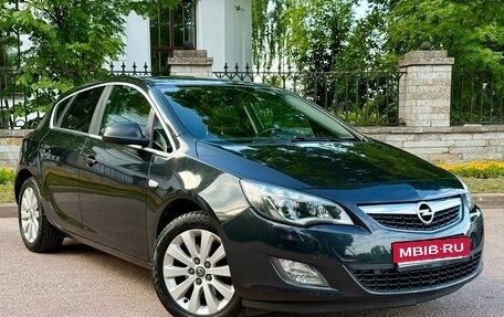 Opel Astra J, 2011 год, 600 000 рублей, 1 фотография