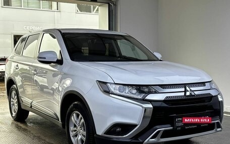 Mitsubishi Outlander III рестайлинг 3, 2019 год, 2 390 000 рублей, 3 фотография