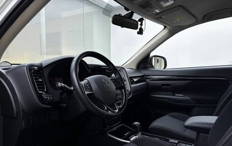 Mitsubishi Outlander III рестайлинг 3, 2019 год, 2 390 000 рублей, 16 фотография