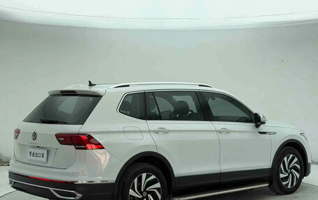 Volkswagen Tiguan II, 2022 год, 2 312 009 рублей, 4 фотография