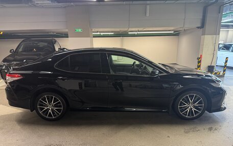 Toyota Camry, 2021 год, 3 290 000 рублей, 2 фотография