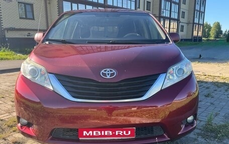 Toyota Sienna III, 2011 год, 2 100 000 рублей, 1 фотография