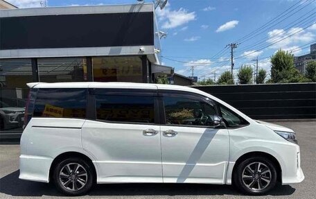 Toyota Noah III, 2020 год, 1 930 000 рублей, 4 фотография