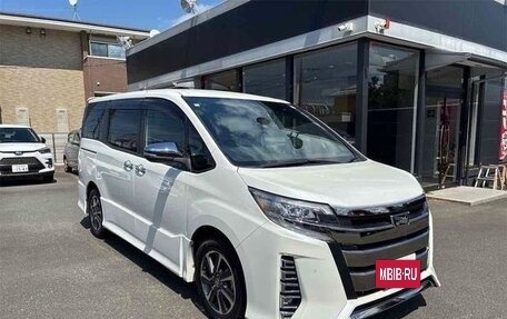 Toyota Noah III, 2020 год, 1 930 000 рублей, 3 фотография