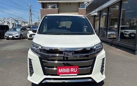 Toyota Noah III, 2020 год, 1 930 000 рублей, 2 фотография