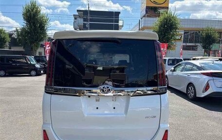 Toyota Noah III, 2020 год, 1 930 000 рублей, 6 фотография