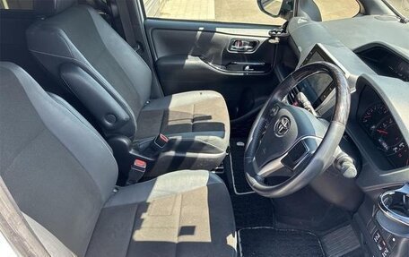 Toyota Noah III, 2020 год, 1 930 000 рублей, 9 фотография