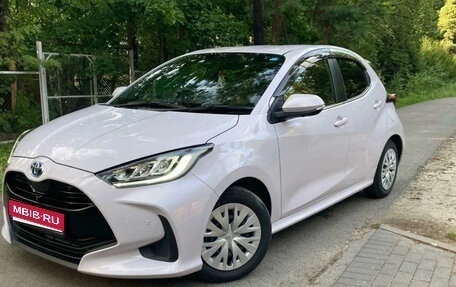 Toyota Yaris, 2023 год, 1 090 000 рублей, 1 фотография
