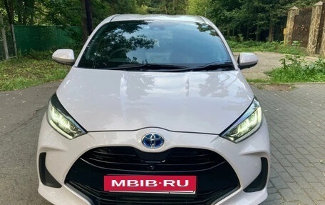 Toyota Yaris, 2023 год, 1 090 000 рублей, 2 фотография
