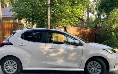 Toyota Yaris, 2023 год, 1 090 000 рублей, 8 фотография