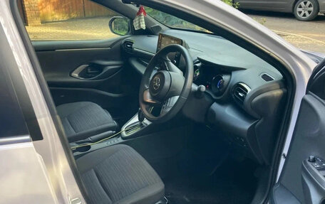 Toyota Yaris, 2023 год, 1 090 000 рублей, 10 фотография