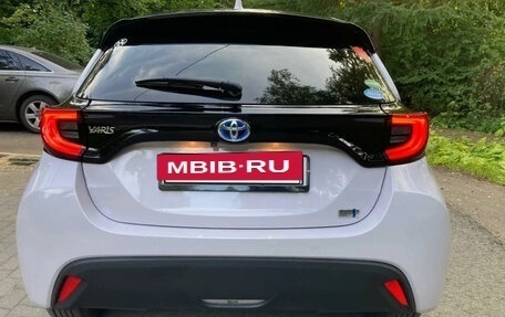 Toyota Yaris, 2023 год, 1 090 000 рублей, 5 фотография