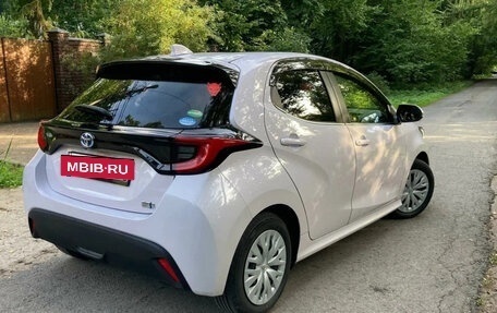Toyota Yaris, 2023 год, 1 090 000 рублей, 6 фотография