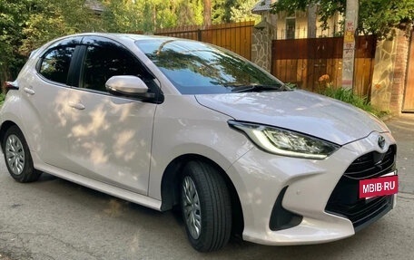 Toyota Yaris, 2023 год, 1 090 000 рублей, 3 фотография