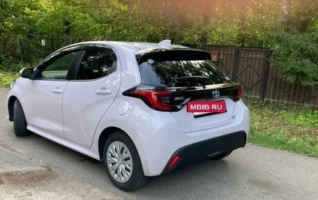 Toyota Yaris, 2023 год, 1 090 000 рублей, 4 фотография