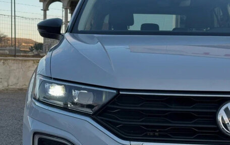 Volkswagen T-Roc I, 2023 год, 1 590 000 рублей, 2 фотография