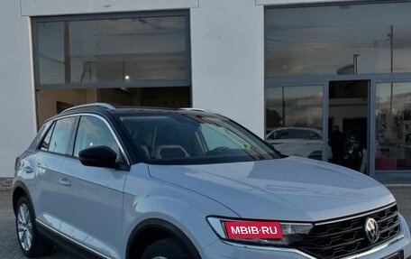 Volkswagen T-Roc I, 2023 год, 1 590 000 рублей, 3 фотография