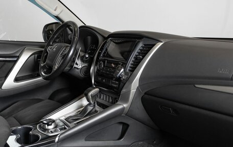 Mitsubishi Pajero Sport III рестайлинг, 2019 год, 2 869 000 рублей, 7 фотография