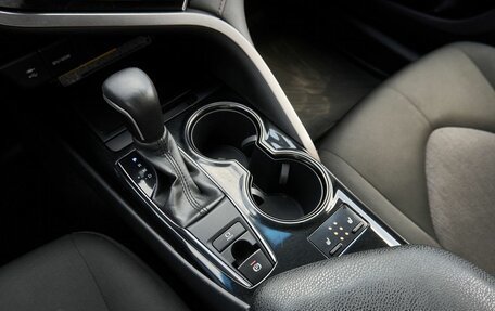 Toyota Camry, 2018 год, 2 296 000 рублей, 10 фотография
