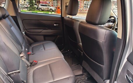 Mitsubishi Outlander III рестайлинг 3, 2018 год, 2 500 000 рублей, 10 фотография