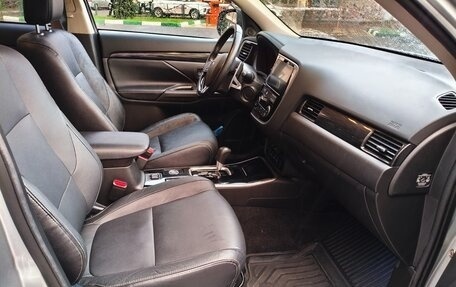Mitsubishi Outlander III рестайлинг 3, 2018 год, 2 500 000 рублей, 11 фотография