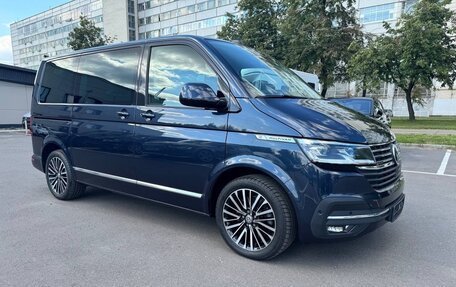 Volkswagen Multivan T6 рестайлинг, 2022 год, 7 450 000 рублей, 2 фотография