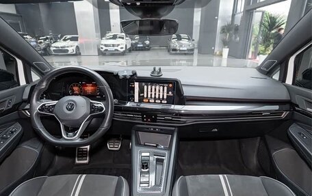 Volkswagen Golf VIII, 2022 год, 1 950 000 рублей, 9 фотография