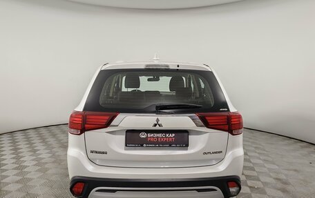 Mitsubishi Outlander III рестайлинг 3, 2019 год, 1 999 000 рублей, 6 фотография