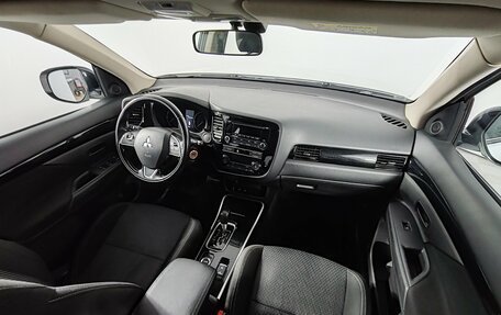 Mitsubishi Outlander III рестайлинг 3, 2019 год, 1 999 000 рублей, 11 фотография
