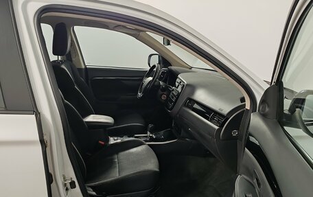 Mitsubishi Outlander III рестайлинг 3, 2019 год, 1 999 000 рублей, 19 фотография