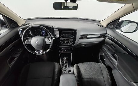Mitsubishi Outlander III рестайлинг 3, 2019 год, 1 999 000 рублей, 14 фотография