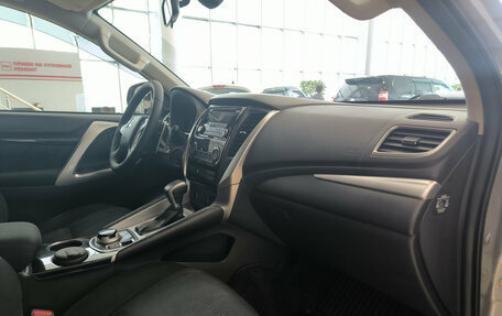 Mitsubishi Pajero Sport III рестайлинг, 2018 год, 2 900 000 рублей, 15 фотография