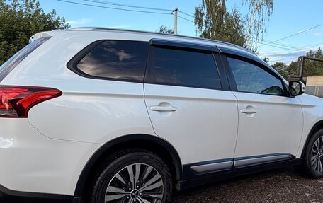 Mitsubishi Outlander III рестайлинг 3, 2018 год, 2 450 000 рублей, 4 фотография