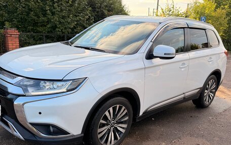Mitsubishi Outlander III рестайлинг 3, 2018 год, 2 450 000 рублей, 7 фотография