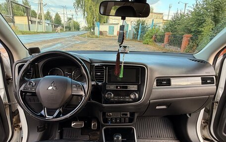 Mitsubishi Outlander III рестайлинг 3, 2018 год, 2 450 000 рублей, 10 фотография
