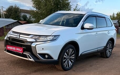 Mitsubishi Outlander III рестайлинг 3, 2018 год, 2 450 000 рублей, 2 фотография